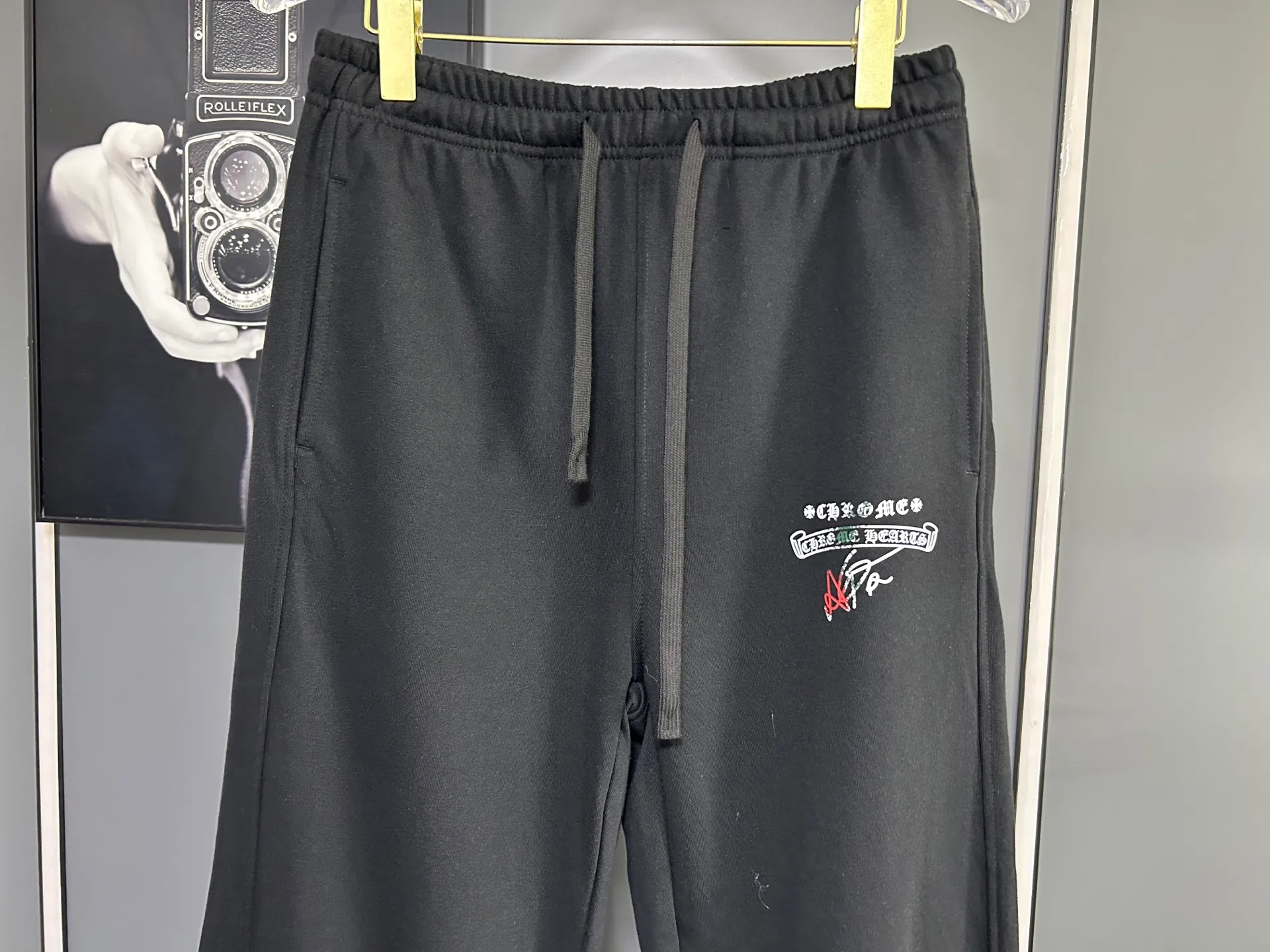 P220 Chrome Hearts 25 new colorful cross-mark loose straight trousers 2025 autumn and winter new embroidered elastic band casual trousers, customized fabrics at the counter. Made of 400g high-version terry fabric, with high breathability and comfort, impeccable details, no pilling and no deformation, brand element design concept, reflecting high quality. It feels delicate and soft! It presents casual tailoring, the same style for men and women, and the upper body shape is awesome! Size: S M L XL Color: Black Gray